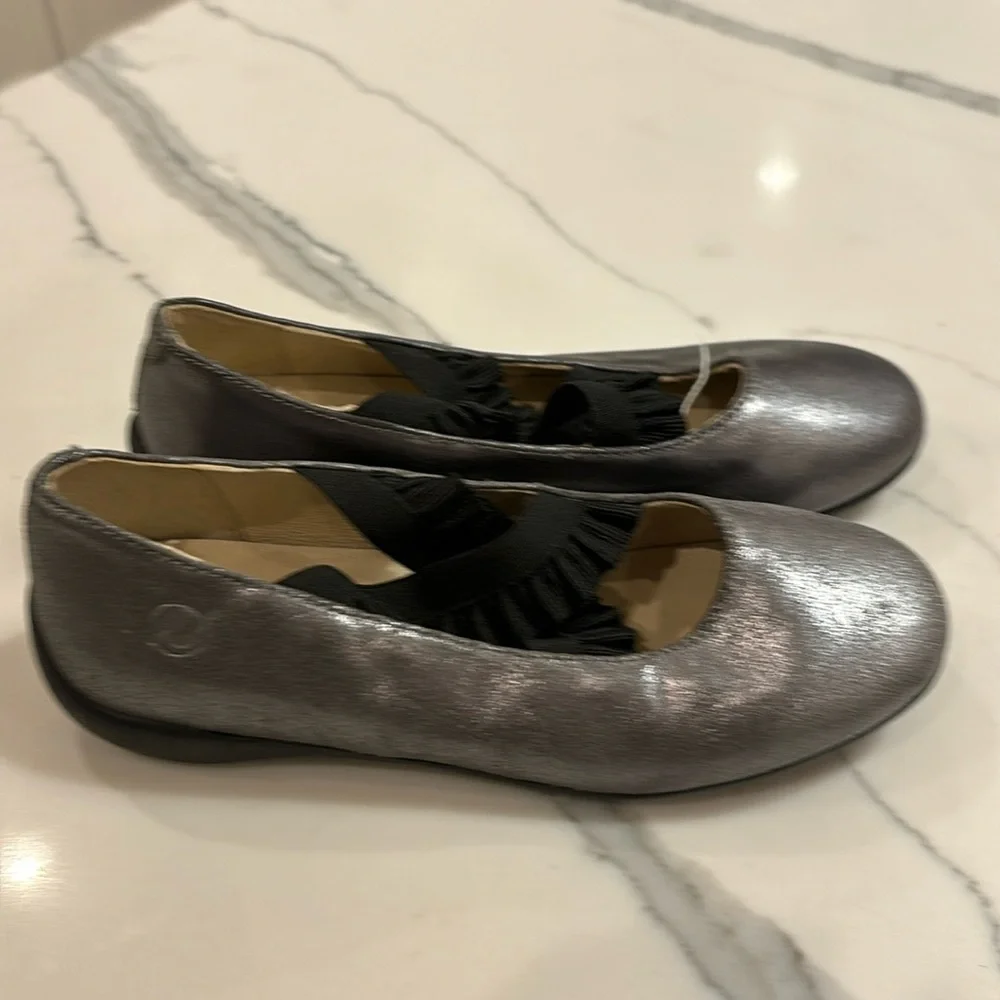 Brand new Naturino girls dress shoes dark gray with black ruffle size 30